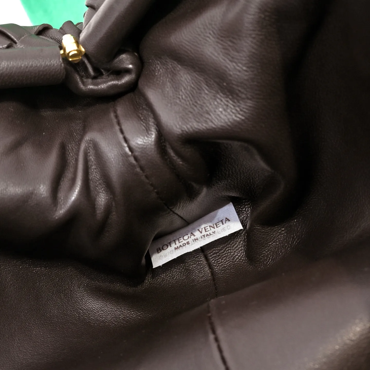 Batch 1880 BOTTEGA VENETA LAUREN 1980 small clutch bag is new! The small size that many people are squatting on is finally here. The self-adjustable zipper is a highlight of this bag. After being removed, it can be used as a handbag for important occasions. One bag unlocks two carrying methods at the same time. It is practical and has a unique sense of structure and beautiful lines. It is more elegant than a small cloud. It is a tribute to the classics and the pursuit of modernity. Style number: 4038 Size: 27*15*8cm
